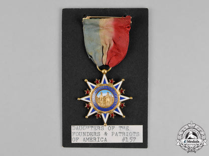 united_states._a_daughters_of_the_founders_and_patriots_of_america_membership_badge_in_gold_dsc_1441_1_1