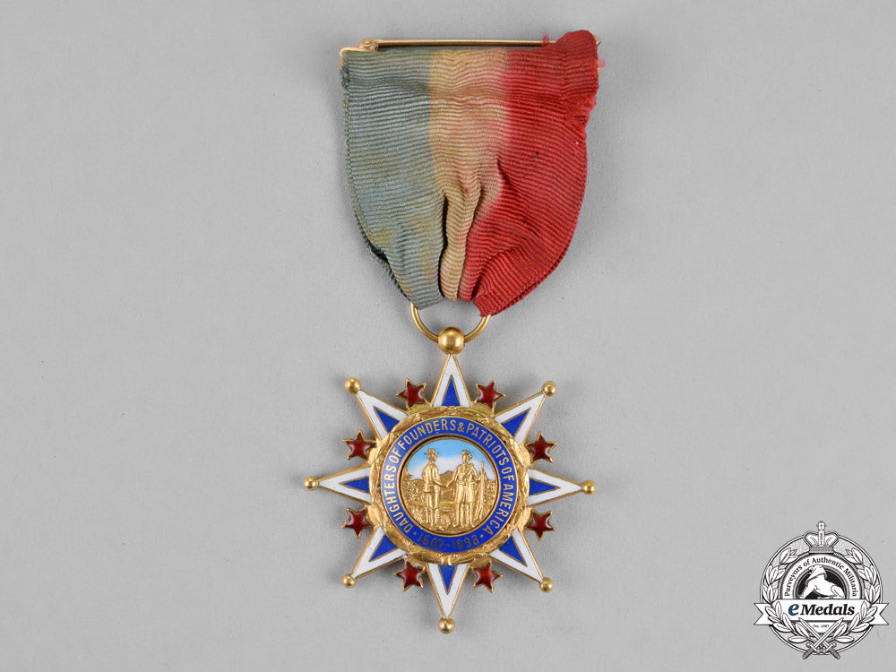 united_states._a_daughters_of_the_founders_and_patriots_of_america_membership_badge_in_gold_dsc_1446_1_1
