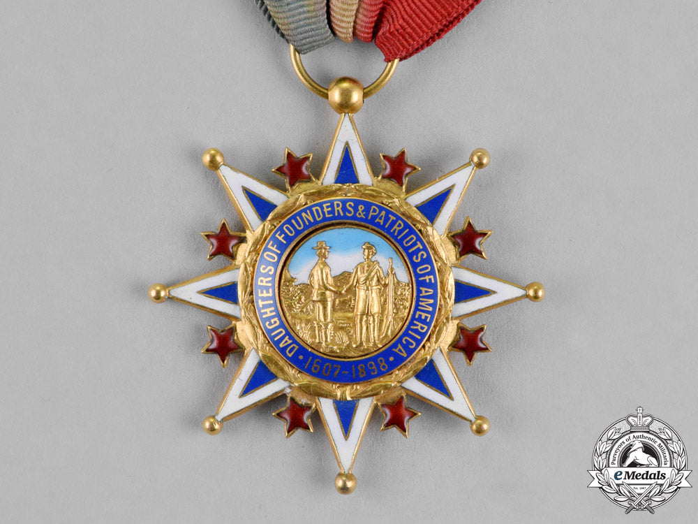 united_states._a_daughters_of_the_founders_and_patriots_of_america_membership_badge_in_gold_dsc_1447_2_1