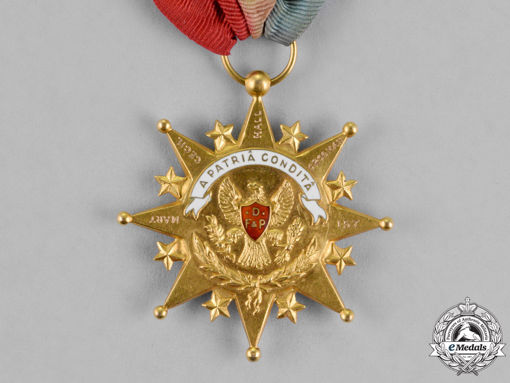 united_states._a_daughters_of_the_founders_and_patriots_of_america_membership_badge_in_gold_dsc_1448_1_1