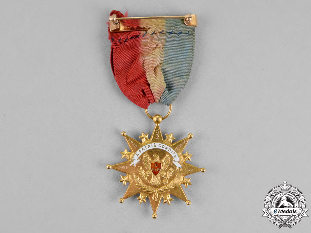 united_states._a_daughters_of_the_founders_and_patriots_of_america_membership_badge_in_gold_dsc_1449_3_1