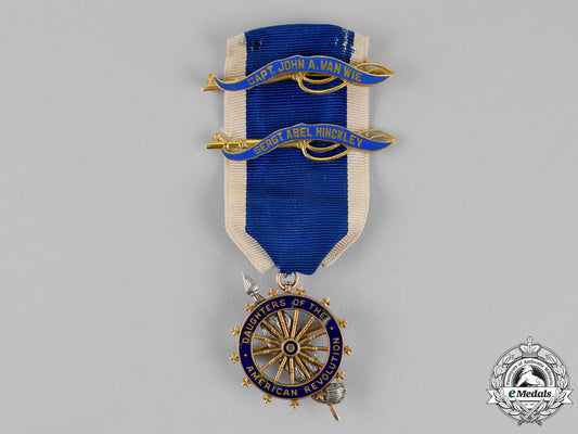 united_states._a_daughters_of_the_american_revolution_membership_badge_in_gold,_anna_van_wie_mosher_dsc_1481_1