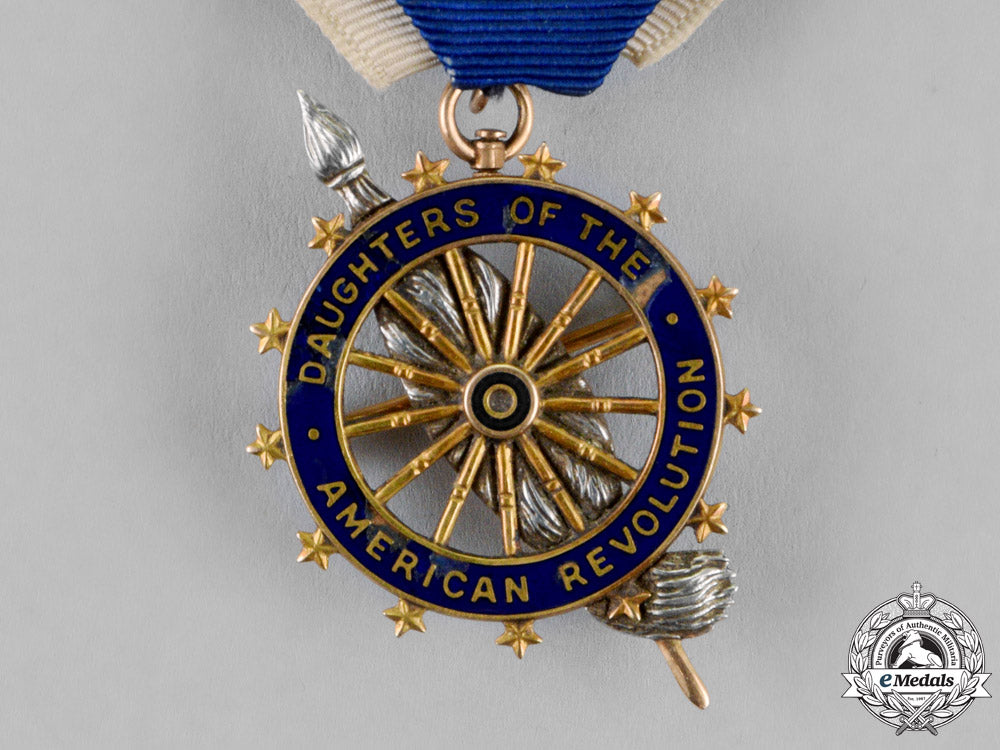 united_states._a_daughters_of_the_american_revolution_membership_badge_in_gold,_anna_van_wie_mosher_dsc_1483_2