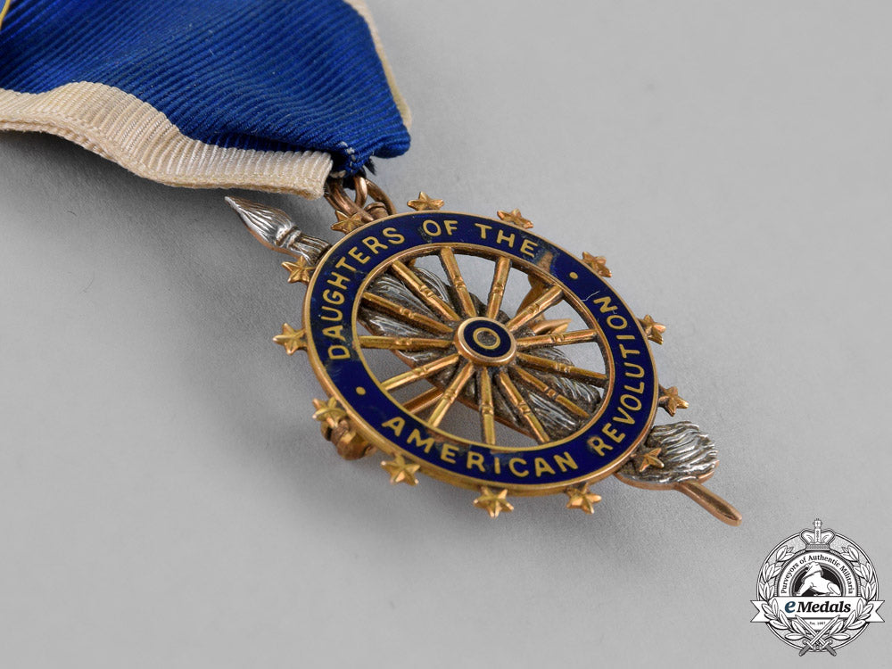 united_states._a_daughters_of_the_american_revolution_membership_badge_in_gold,_anna_van_wie_mosher_dsc_1492_2