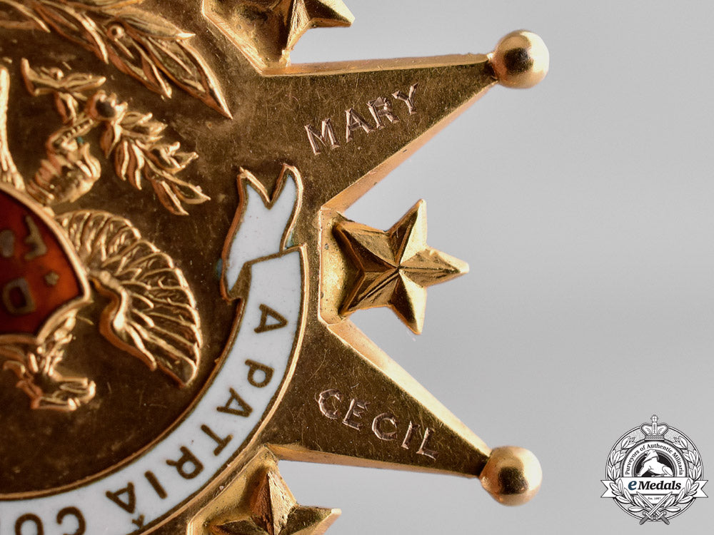 united_states._a_daughters_of_the_founders_and_patriots_of_america_membership_badge_in_gold_dsc_1520_1_1