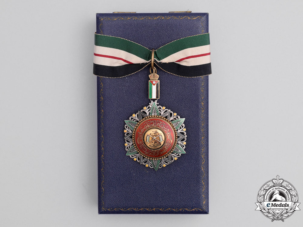 jordan._an_order_of_al_nahda;_commander3_rd_class,_with_case,_by_garrard&_co_ltd_dsc_2115