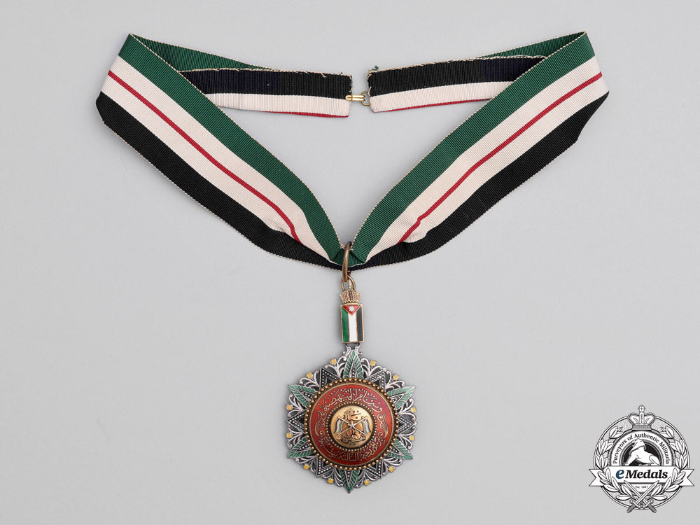 jordan._an_order_of_al_nahda;_commander3_rd_class,_with_case,_by_garrard&_co_ltd_dsc_2116