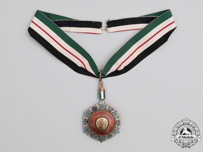 jordan._an_order_of_al_nahda;_commander3_rd_class,_with_case,_by_garrard&_co_ltd_dsc_2116