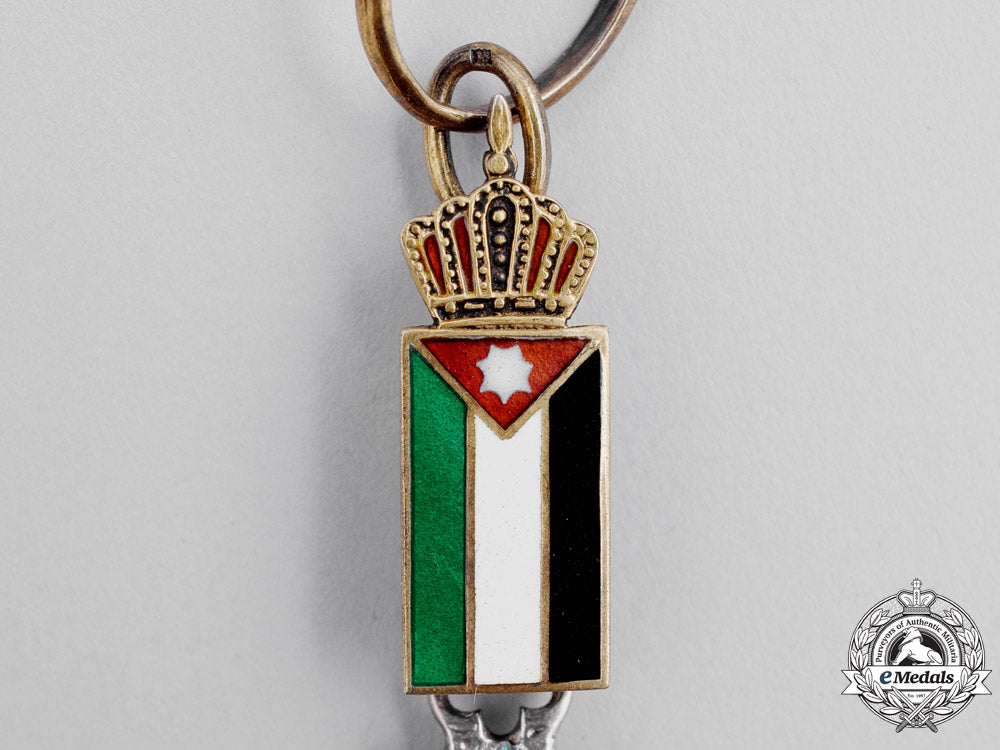 jordan._an_order_of_al_nahda;_commander3_rd_class,_with_case,_by_garrard&_co_ltd_dsc_2123