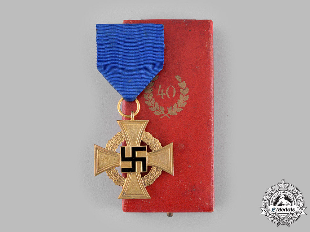 germany,_third_reich._a_civil_service40-_year_faithful_service_cross_with_case_dsc_4898_2_1