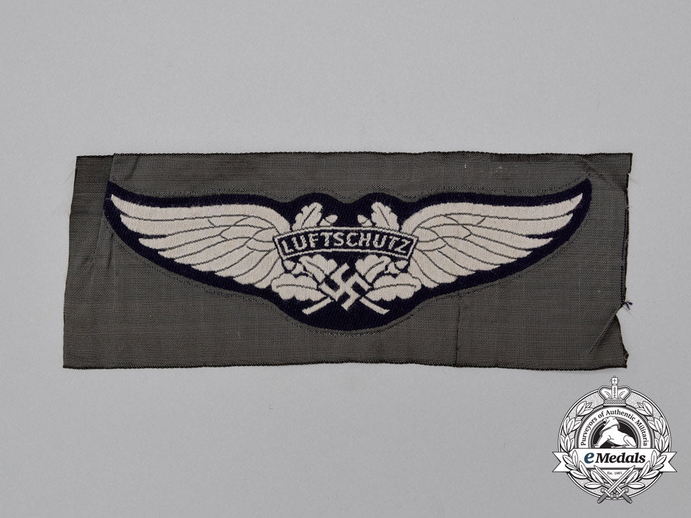 a_mint_and_unissued_german_rlb(_air_raid_protection_league)_luftschutz_insignia_dsc_5249_3_