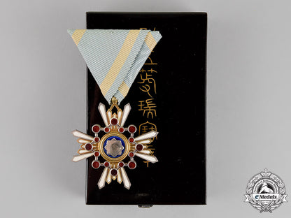 japan,_empire._an_order_of_the_sacred_treasure,5_th_class,_c.1920_dsc_5775