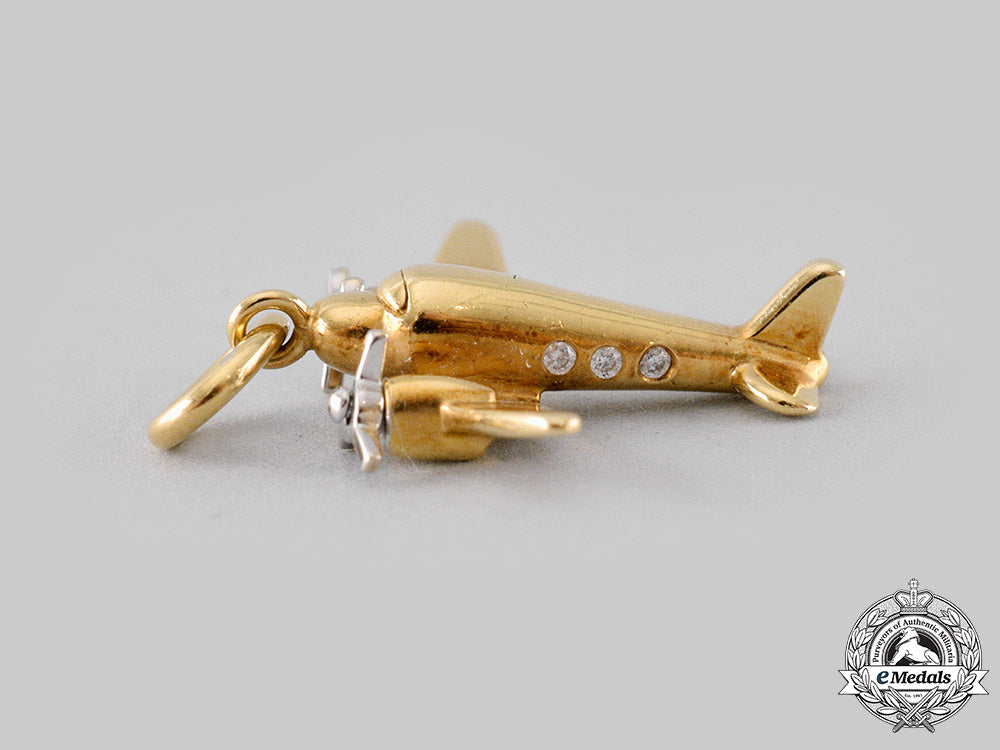 united_states._an_airplane_pendant_in18_k_gold_with_diamonds,_by_tiffany&_co._dsc_7103