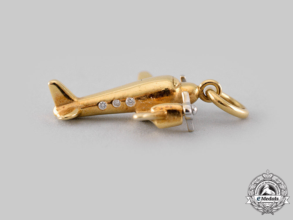 united_states._an_airplane_pendant_in18_k_gold_with_diamonds,_by_tiffany&_co._dsc_7105