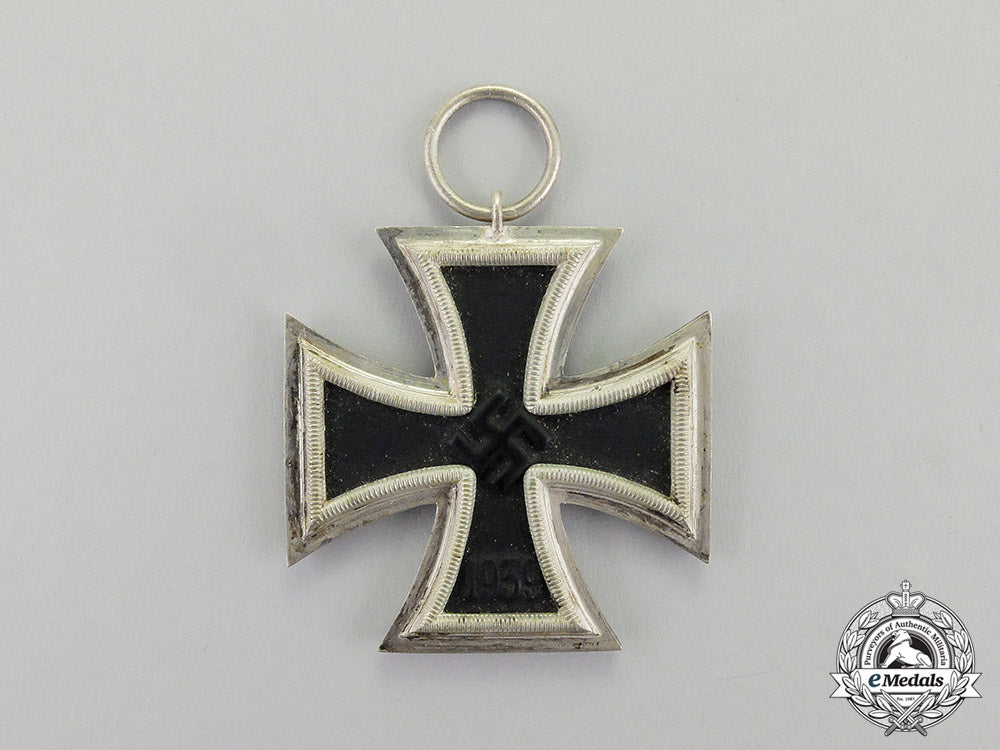 germany._a_mint_iron_cross1939_second_class_in_its_packet_of_issue_dscf5120