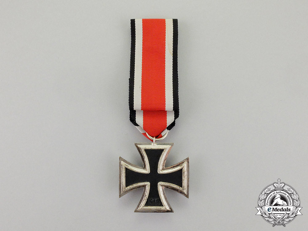germany._a_mint_iron_cross1939_second_class_in_its_packet_of_issue_dscf5126