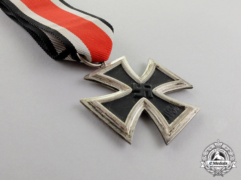 germany._a_mint_iron_cross1939_second_class_in_its_packet_of_issue_dscf5127