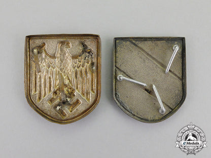 germany._a_set_of_third_reich_period_german_tropical_pith_helmet_insignia_dscf6581