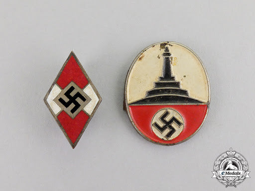 germany._a_grouping_of_two_third_reich_period_insignia_dscf9256_1