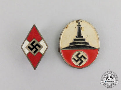 germany._a_grouping_of_two_third_reich_period_insignia_dscf9256_1