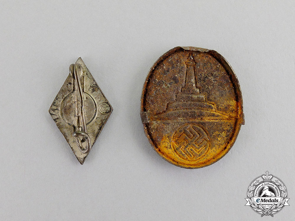 germany._a_grouping_of_two_third_reich_period_insignia_dscf9257