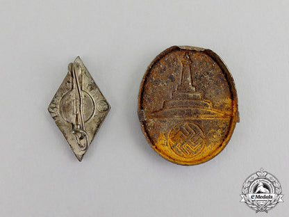 germany._a_grouping_of_two_third_reich_period_insignia_dscf9257