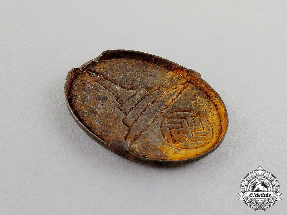 germany._a_grouping_of_two_third_reich_period_insignia_dscf9259