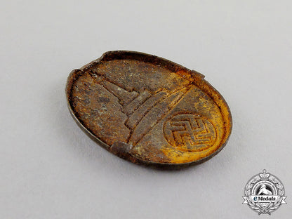 germany._a_grouping_of_two_third_reich_period_insignia_dscf9259