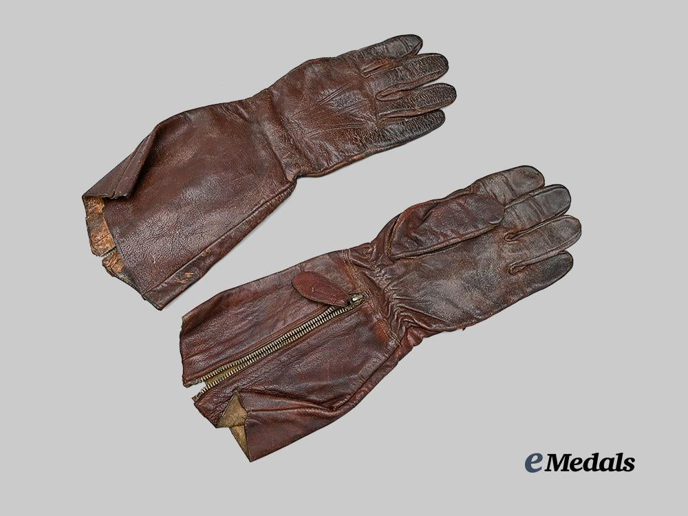 canada,_commonwealth._a_pair_of_brown_leather_r_c_a_f_pilot’s_gloves,_c.1940_e_medals__c7356_2