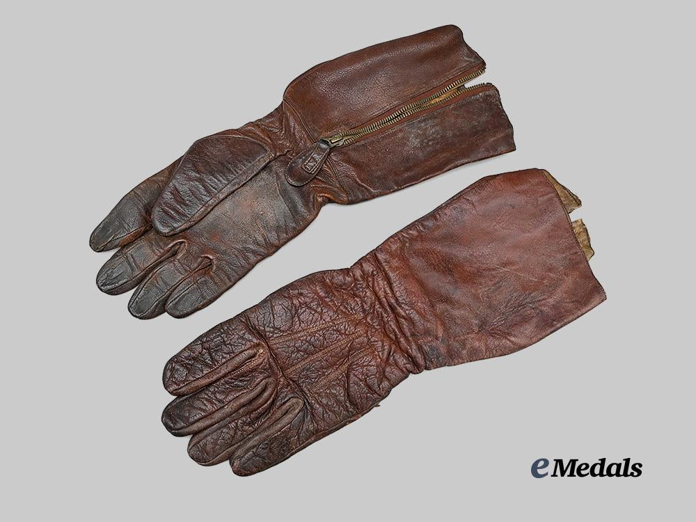 canada,_commonwealth._a_pair_of_brown_leather_r_c_a_f_pilot’s_gloves,_c.1940_e_medals__c7356_3