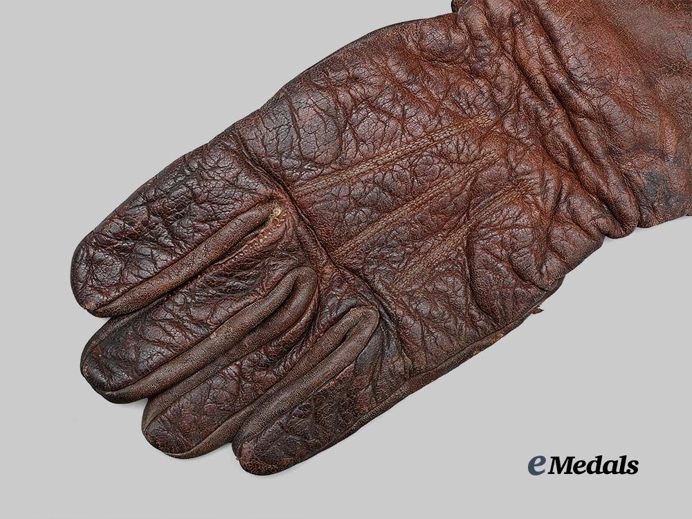 canada,_commonwealth._a_pair_of_brown_leather_r_c_a_f_pilot’s_gloves,_c.1940_e_medals__c7356_4