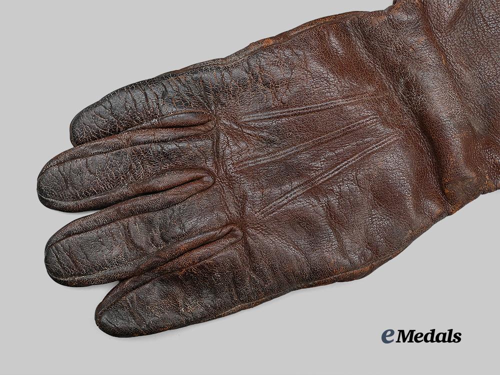 canada,_commonwealth._a_pair_of_brown_leather_r_c_a_f_pilot’s_gloves,_c.1940_e_medals__c7356_7