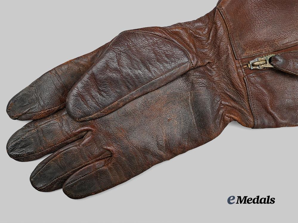 canada,_commonwealth._a_pair_of_brown_leather_r_c_a_f_pilot’s_gloves,_c.1940_e_medals__c7356_8