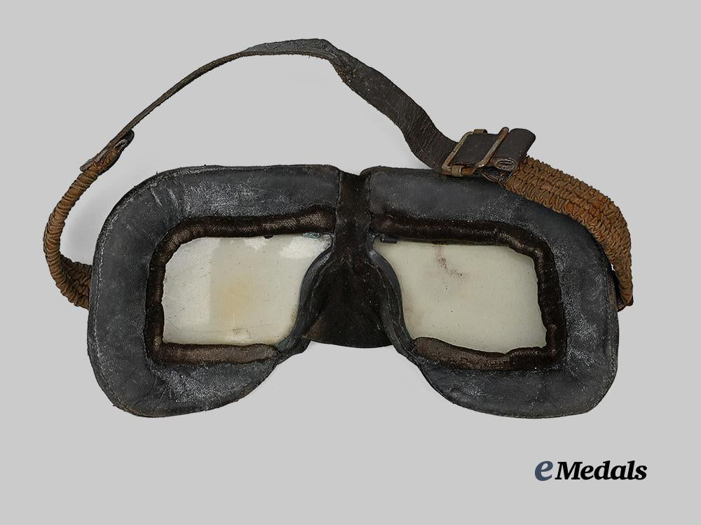 canada,_commonwealth._a_pair_of_r_c_a_f_mk_i_i_i_a_flight_goggles_e_medals__c7393_3