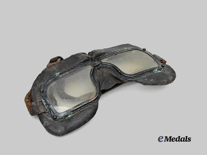 canada,_commonwealth._a_pair_of_r_c_a_f_mk_i_i_i_a_flight_goggles_e_medals__c7393_5