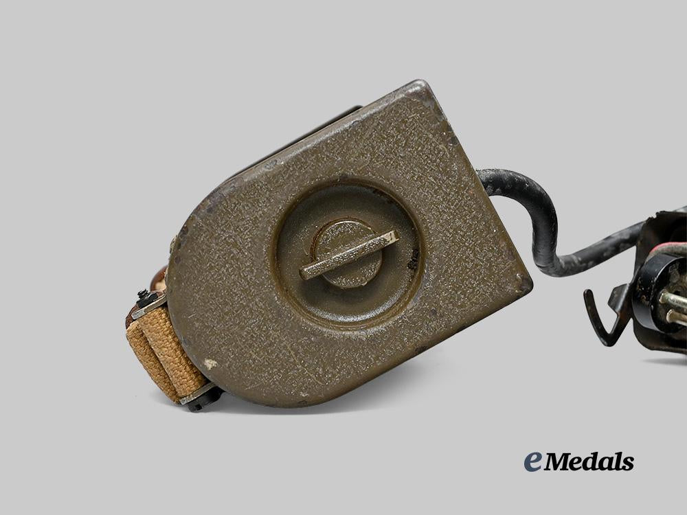 canada,_commonwealth._a_second_war_wireless_radio_set_no.27,_by_rogers-_majestic,1943_e_medals__c7397_12