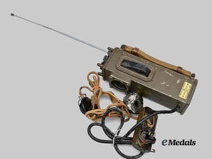 canada,_commonwealth._a_second_war_wireless_radio_set_no.27,_by_rogers-_majestic,1943_e_medals__c7397_3