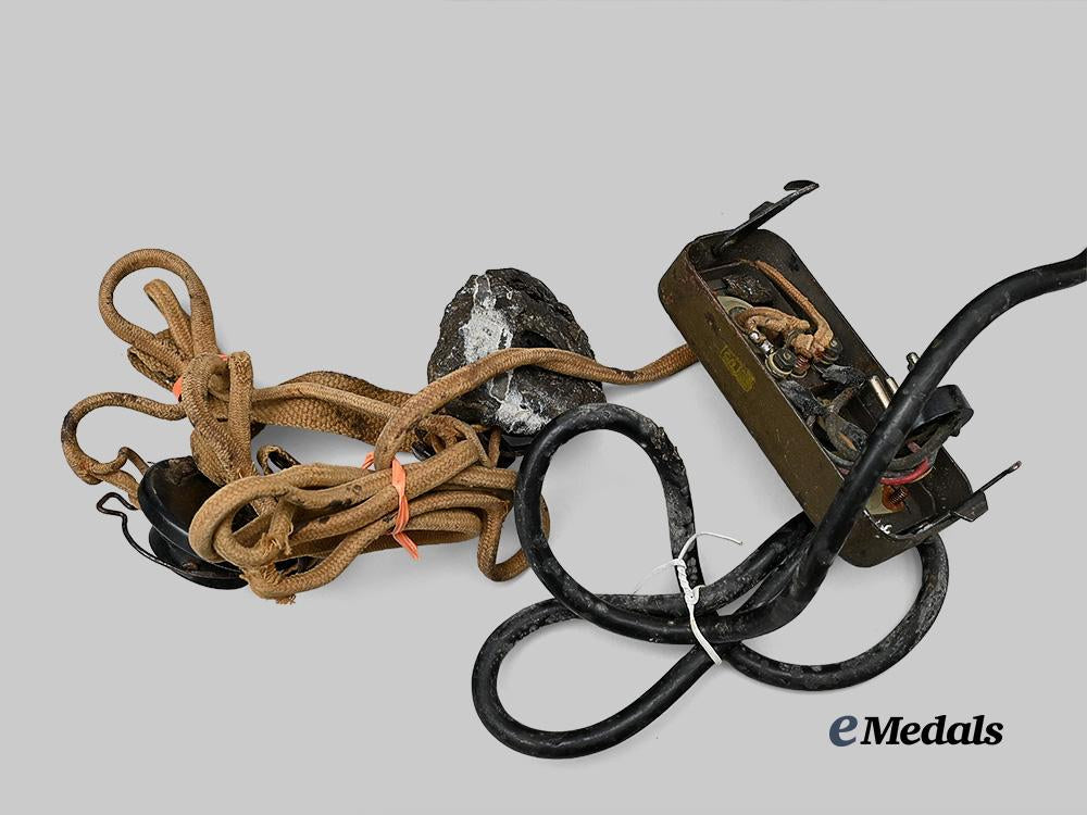 canada,_commonwealth._a_second_war_wireless_radio_set_no.27,_by_rogers-_majestic,1943_e_medals__c7397_4