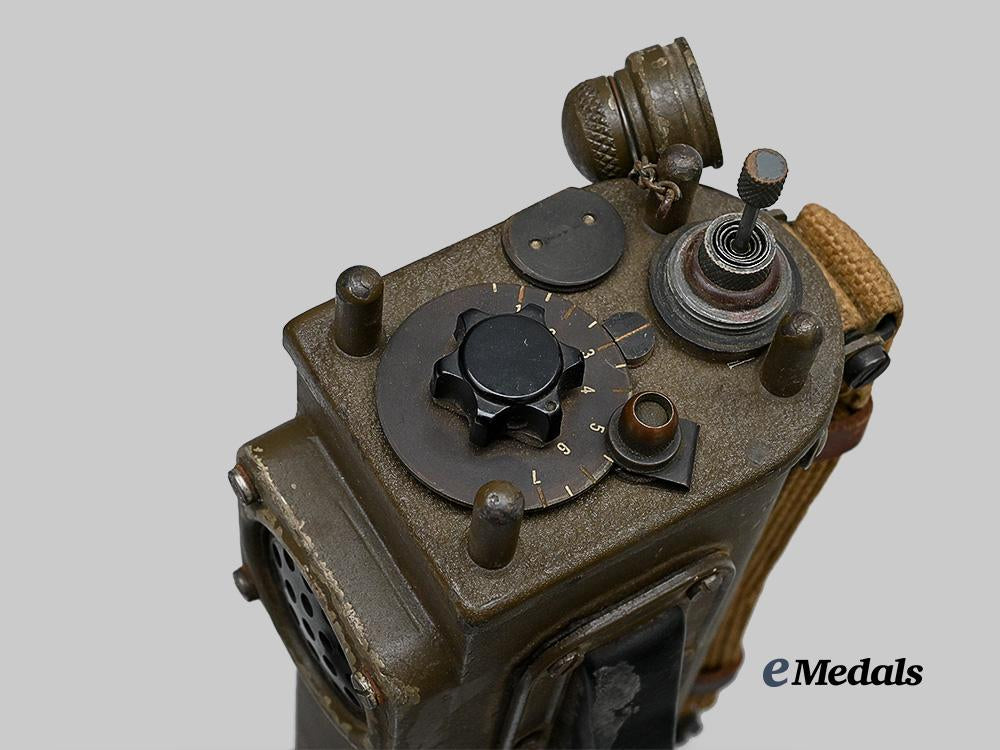 canada,_commonwealth._a_second_war_wireless_radio_set_no.27,_by_rogers-_majestic,1943_e_medals__c7397_5