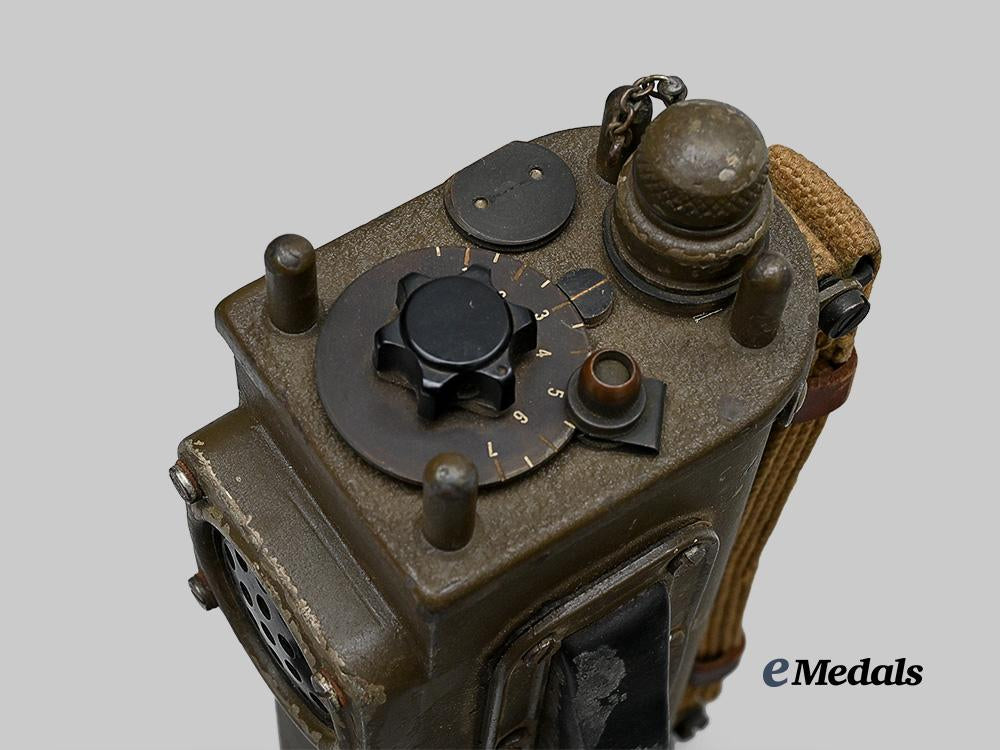 canada,_commonwealth._a_second_war_wireless_radio_set_no.27,_by_rogers-_majestic,1943_e_medals__c7397_6