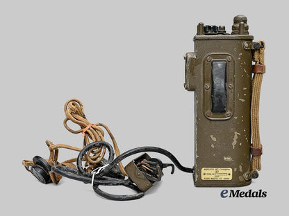 canada,_commonwealth._a_second_war_wireless_radio_set_no.27,_by_rogers-_majestic,1943_e_medals__c7397_7