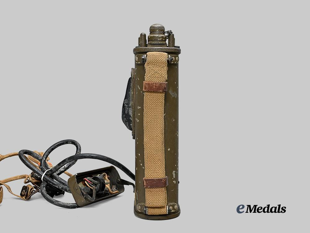 canada,_commonwealth._a_second_war_wireless_radio_set_no.27,_by_rogers-_majestic,1943_e_medals__c7397_9