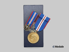 Canada, Commonwealth. A Queen Elizabeth II Golden Jubilee Medal 1952-2002