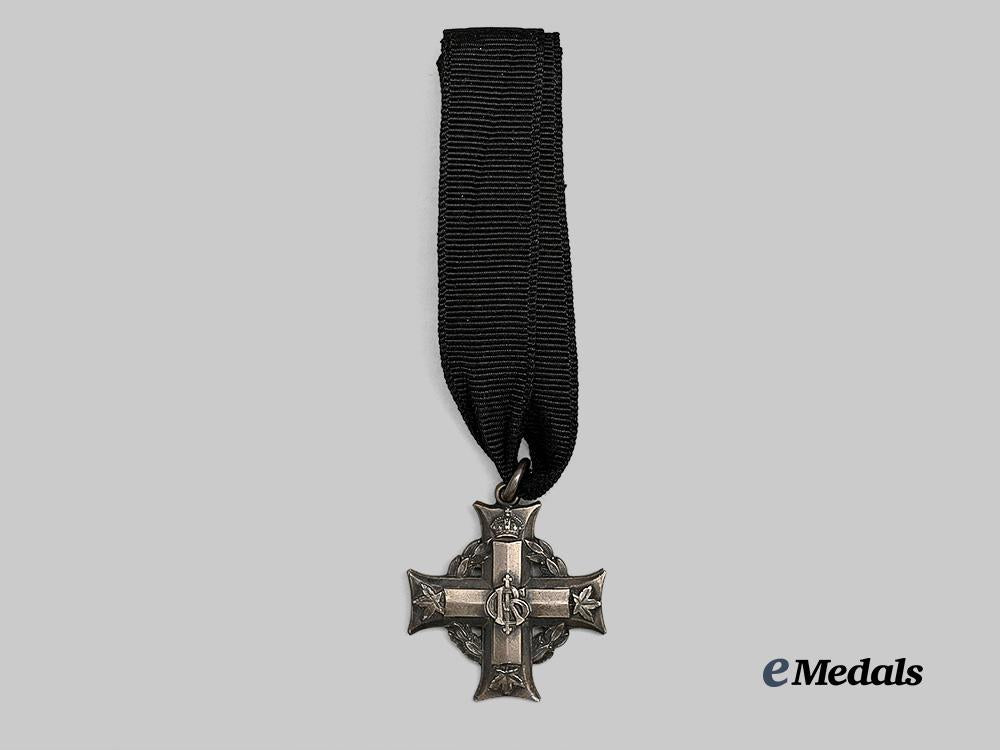 canada,_c_e_f._a_first_war_memorial_group_to_pte._thomas,_died_of_gas_poisoning,1917_e_medals__c7532_13