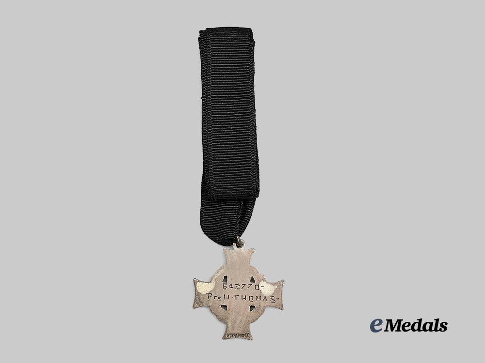 canada,_c_e_f._a_first_war_memorial_group_to_pte._thomas,_died_of_gas_poisoning,1917_e_medals__c7532_15