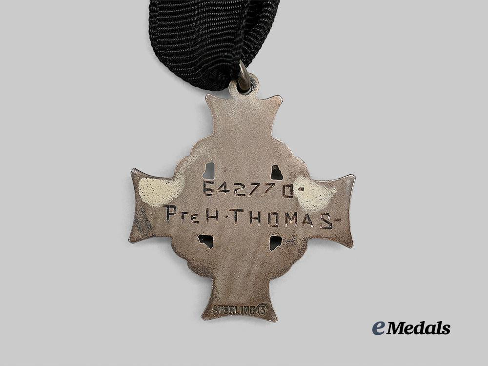 canada,_c_e_f._a_first_war_memorial_group_to_pte._thomas,_died_of_gas_poisoning,1917_e_medals__c7532_16