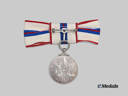 canada._a_queen_elizabeth_i_i_silver_jubilee_medal,_for_ladies,_in_case_e_medals__c7567_7