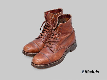 canada,_commonwealth._a_pair_of_army_officer's_boots,1944_e_medals__c7588_2
