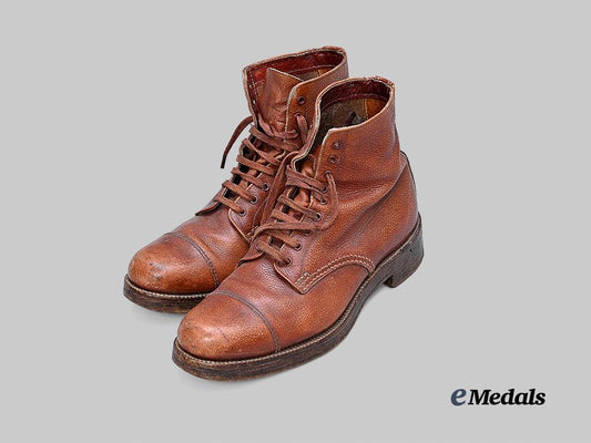 canada,_commonwealth._a_pair_of_army_officer's_boots,1944_e_medals__c7588_2