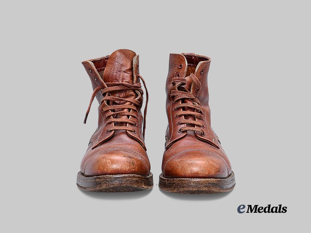 canada,_commonwealth._a_pair_of_army_officer's_boots,1944_e_medals__c7588_3